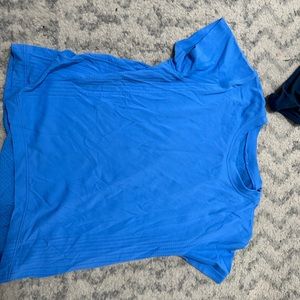lululemon train to be short sleeve in the prettiest blue color! Size 4